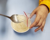 把米粒或豆類裝進約成人手掌大小的拉鏈袋
